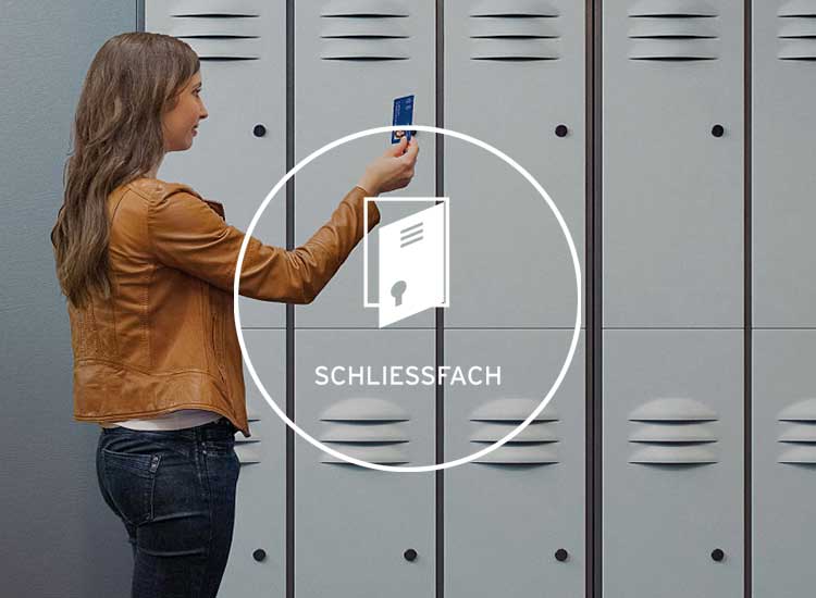 Junge Frau öffnet ein elektronisches Schließfach per Chipkarte in der Umkleidekabine